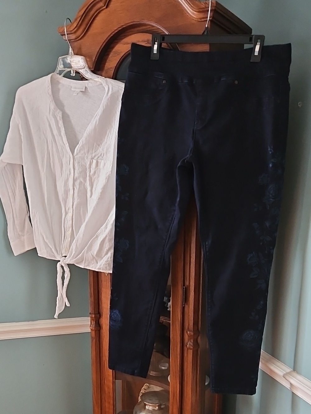 Women's White Tie Top With Silver & Navy Floral Pants